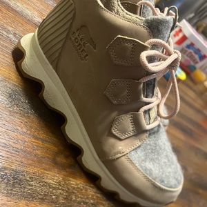 Sorel Boots Size 6 (slightly damaged)